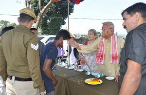 The Governor of Arunachal Pradesh Shri PB Acharya and States First Lady Smt Kavita Acharya celebrate the festive occasion of Holi with jail inmates, Jullang on 13th March 2017. 